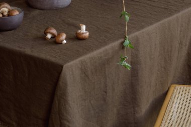 Yeşil brunchlı zarif masa takımı, keten masa örtüsünde seramik tabakta kahverengi şampiyonlar. Yaz tatili konsepti için açık masa ayarları.