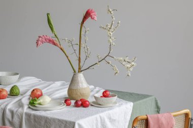 El sanatları vazosunda vişneli brunch, rezene, nar ve keten masa örtüsünde erikli vişneli brunch. Yaz tatili konsepti için açık masa ayarları.