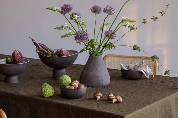 Cadre Table Élégant Avec Brunchs Verts Dans Vase Artisanal Fruits — Photo
