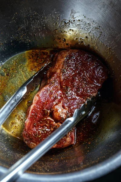 Zilveren Serveertang Met Rauw Vlees Gemarineerde Biefstuk Voor Het Grillen — Stockfoto