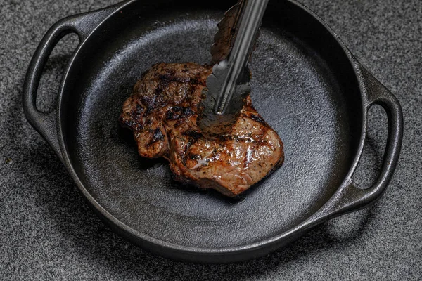 Viande Rôtie Steak Bœuf Grillé Sur Grille Poêle Charbon — Photo