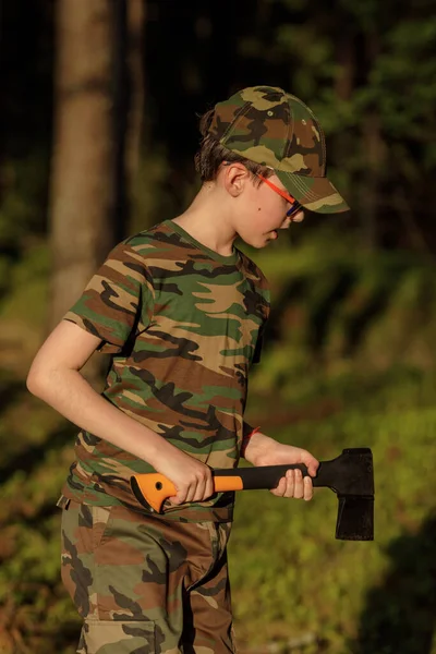 Elinde Ağır Balta Tutan Asker Elbiseli Bir Çocuk Macera Seyahat — Stok fotoğraf