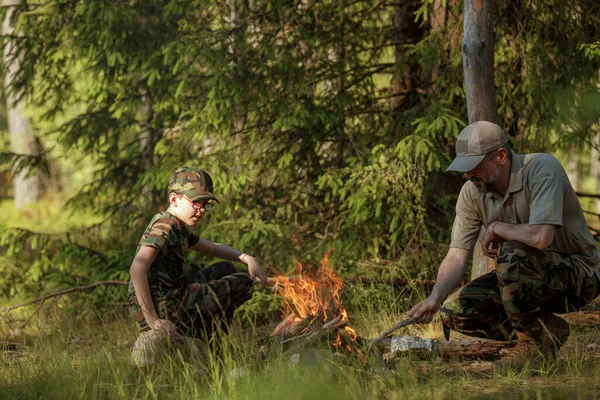 Asker Elbiseli Baba Ormanda Kamp Ateşi Yakıyor Macera Seyahat Turizm — Stok fotoğraf