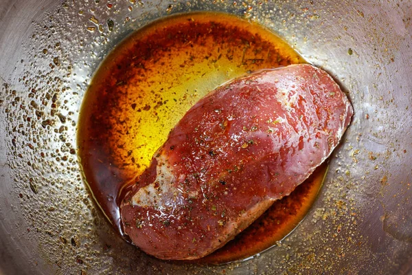 Biologische Rauwe Eendenfilet Gemarineerd Een Metalen Mengkom Klaar Grillen — Stockfoto