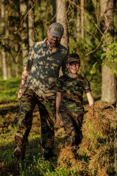 Baba Oğul Askeri Kıyafetler Içinde Ormanda Birlikte Vakit Geçiriyorlar Macera — Stok fotoğraf