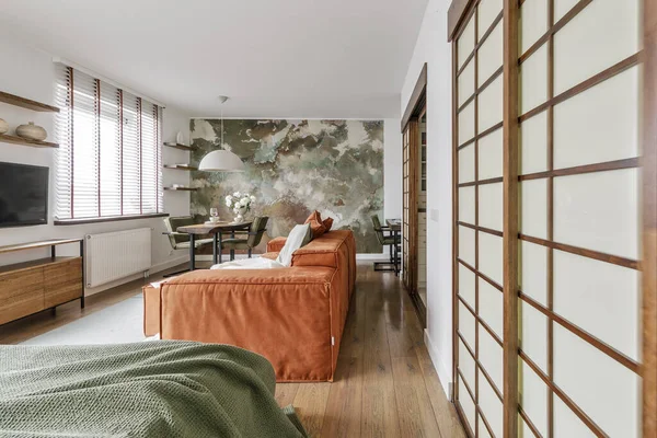 Μοντέρνο Διαμέρισμα Εσωτερικού Σχεδιασμού Japandi Γήινες Αποχρώσεις Φυσικές Υφές Ξύλινα — Φωτογραφία Αρχείου