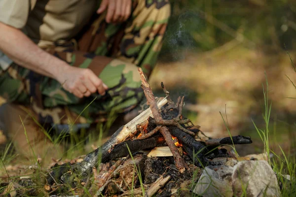 Askeri Kıyafetli Bir Adam Ormanda Kamp Ateşi Yakıyor Macera Seyahat — Stok fotoğraf