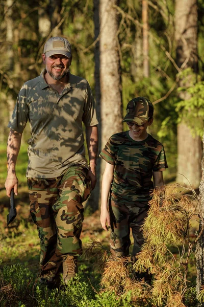 Baba Oğul Askeri Kıyafetler Içinde Ormanda Birlikte Vakit Geçiriyorlar Macera — Stok fotoğraf