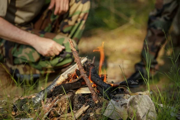 Adam Ormanda Kamp Ateşi Yakıyor Macera Seyahat Turizm Kamp Hayatta — Stok fotoğraf