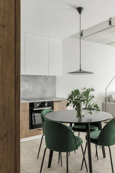 Nowoczesne Minimalistyczne Wnętrze Kuchni Jadalni Drewnianymi Białymi Powierzchniami Zielone Krzesła — Zdjęcie stockowe