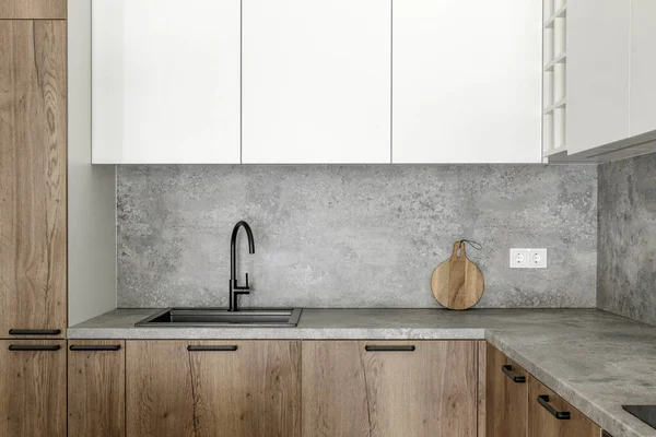Nowoczesne Minimalistyczne Wnętrze Kuchni Jadalni Drewnianymi Szarymi Białymi Powierzchniami Estetyczna — Zdjęcie stockowe