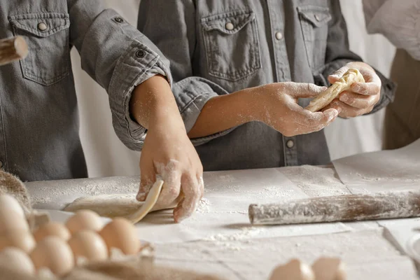 Manos Niños Harina Masa Los Chicos Están Preparando Una Masa —  Fotos de Stock