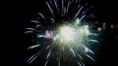 Havai fişekler 50 'nin görüntülerinden oluşan harika bir stok videosu. Bu 3840x2160 (4K) video klibini Noel ve Tatil ile ilgili her projede kullanabilirsiniz. Bu videoyu bugün alın, ve sonraki filminize ekleyin, düzenleyin, veya Youtube videosuna.