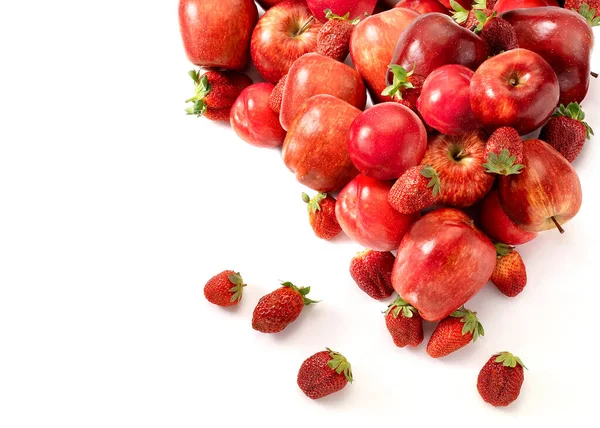 リンゴ イチゴの果物は コピースペースでトップビューを配置します 赤の色設定 ロイヤリティフリーのストック写真