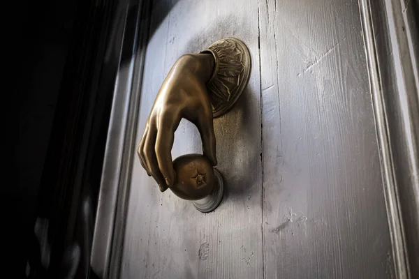 木製のドアに対してボールと古代の黄金のノッカー ロイヤリティフリーのストック画像