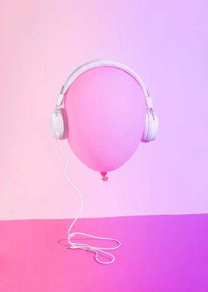 Kulaklıklı Pembe Balon Pembe Arka Plan Balon Kafa Müzik Dinliyor — Stok fotoğraf