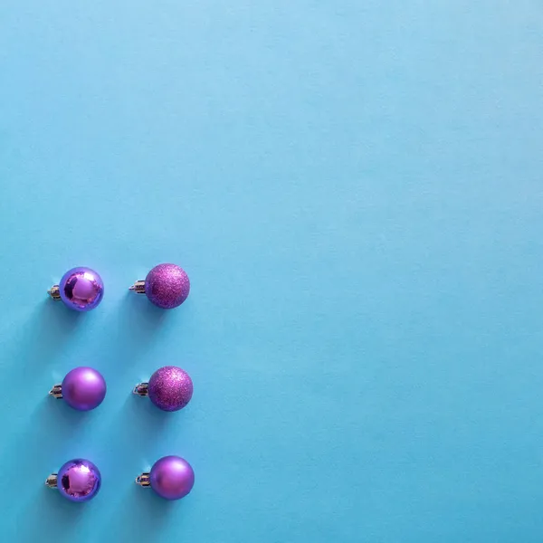 Baubles Vívido Violeta Sobre Fondo Azul Vívido Navidad Preparación Theme — Foto de Stock