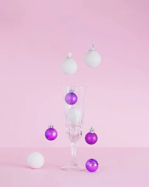 Vánoční Ozdoby Přichází Sklenici Šampaňského Ozdoby Živé Fialové Sněhobílé Růžovém — Stock fotografie