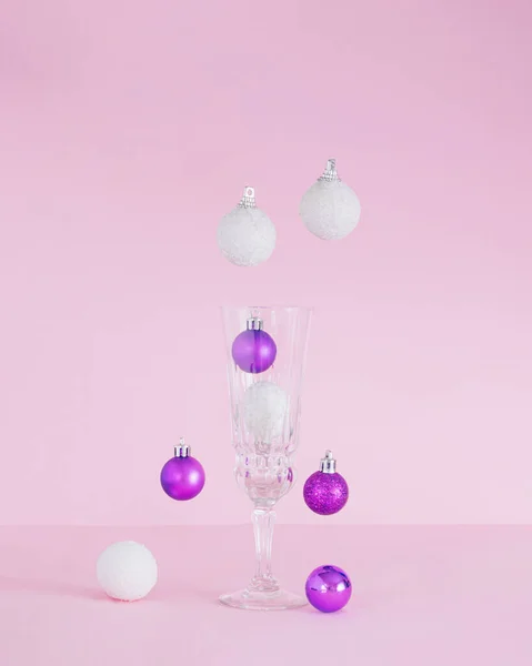 Palline Natale Che Scendono Bicchiere Champagne Ornamenti Vivido Viola Bianco — Foto Stock