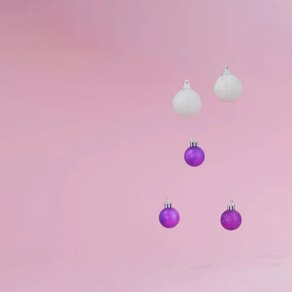 Яркие Фиолетовые Белоснежные Украшения Рождественские Безделушки Летят — стоковое фото