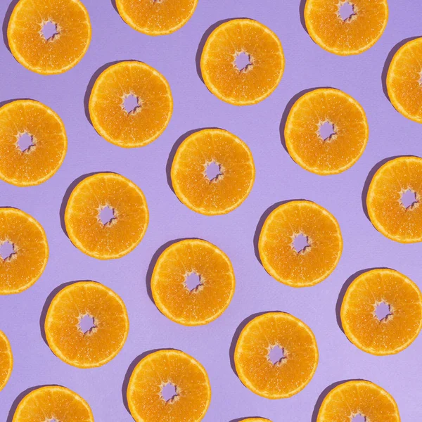 Círculos Frutas Color Naranja Sobre Fondo Púrpura Concepto Diseño Estético Fotos de stock libres de derechos