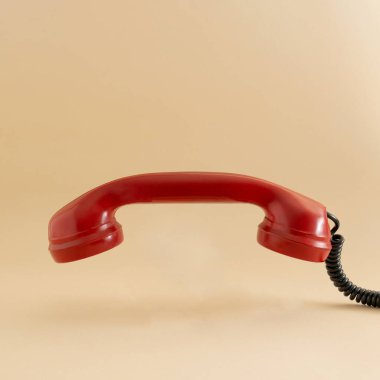 Retro kırmızı telefon ahizesi. Estetik hala tasarım. Telefon iletişim fikri.