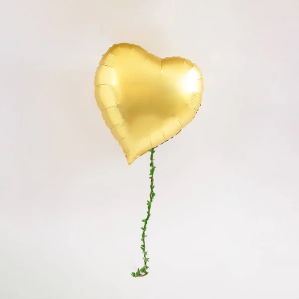 Balão Cardíaco Com Trepadeira Descendo Ideia Conceito Valentine Amor Design — Fotografia de Stock