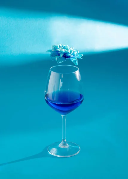 Copo Vinho Com Líquido Azul Flor Primavera Acima Dele Luzes — Fotografia de Stock