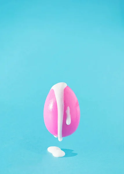 Easter Pink Egg White Color Dripping Sky Blue Background Abstract — ストック写真