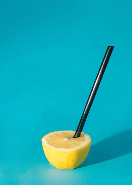 Lemon Minimális Fekete Szívószállal Szaftos Gyümölcs Minimális Koncepció Nyári Napsütéses — Stock Fotó