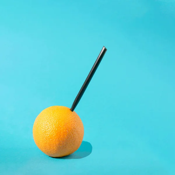 Narancssárga Minimális Fekete Szívószállal Szaftos Gyümölcs Minimális Koncepció Nyári Napsütéses — Stock Fotó