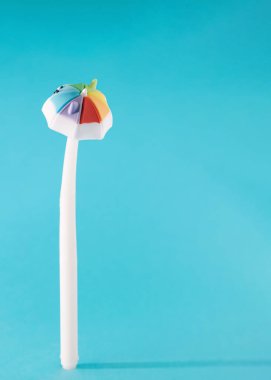 Şemsiye gökyüzü mavisi arka planda duruyor, gölge yapıyor. Renkli eğlenceli bahar fikri. Çocukların estetik tasarımı. Güzel sonbahar soyut kavramı