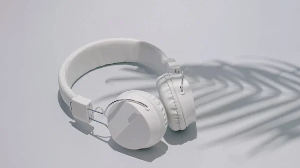 Headphones White Palm Tree Shadow Summer Day Beach Concept Idea — ストック写真