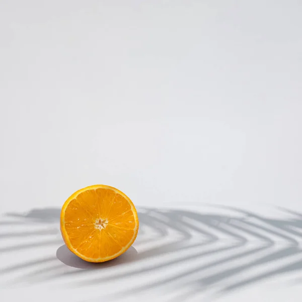 Narancs Szelet Pálmaág Alatt Pálmafa Árnyék Utánozza Strand Nyári Napon — Stock Fotó