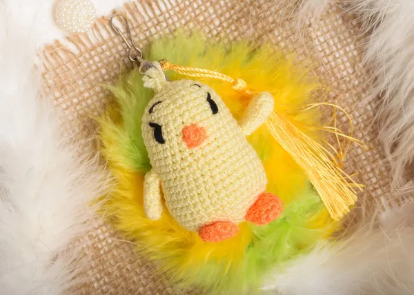 Piliç amigurumi tığ işi tekniğinde sarı, yeşil ve turuncu baskın renklerde yapılır. El yapımı örgü oyuncaklar. Amigurumi oyuncakları. Tığ işi doldurulmuş hayvanlar. Minyatür örgü bebekleri.