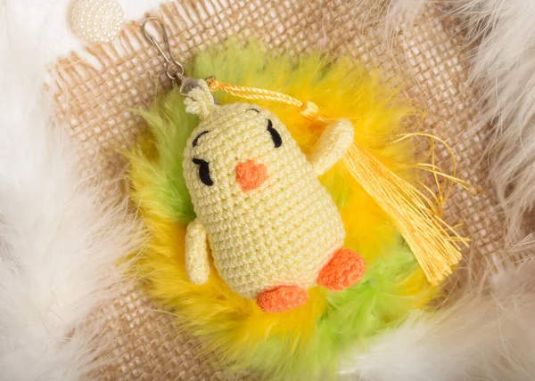 以黄色 绿色和橙色为主色的羊绒钩针工艺制成的奇克 手工编织的玩具 Amigurumi玩具 填充钩针动物 微型钩针娃娃 免版税图库照片