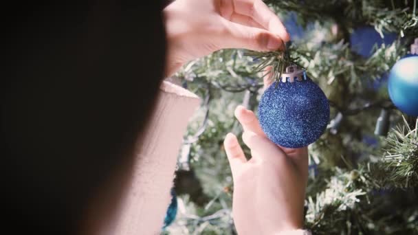 Mujer Decora Árbol Navidad Víspera Año Nuevo Casa Decorando Árbol — Vídeos de Stock