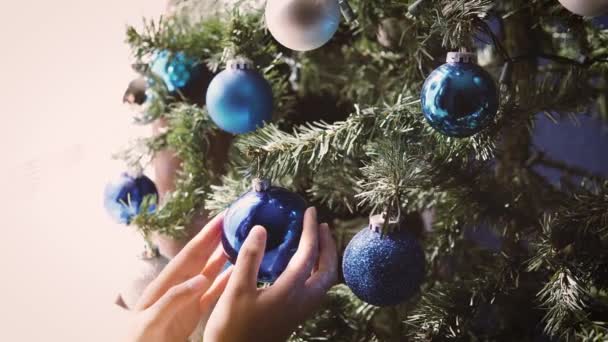 Γυναίκα Διακοσμεί Χριστουγεννιάτικο Δέντρο Την Παραμονή Της Πρωτοχρονιάς Στο Σπίτι — Αρχείο Βίντεο