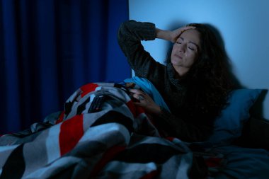 Uykusuzluk, depresyondaki kadın geceleri yatakta oturuyor, uykusuzluktan uyuyamıyor.