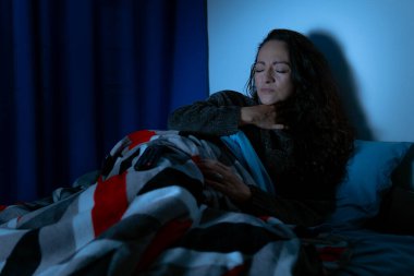 Uykusuzluk, depresyondaki kadın geceleri yatakta oturuyor, uykusuzluktan uyuyamıyor.