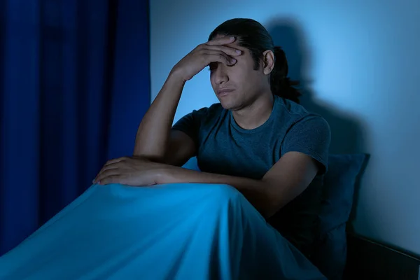 Uykusuzluk, depresyondaki adam geceleri yatakta oturur, uykusuzluktan uyuyamaz.