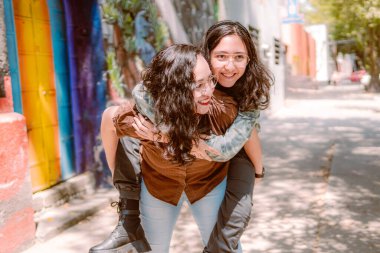 Mutlu arkadaş oynuyor ve küçük arkadaşını kaldırıyor.