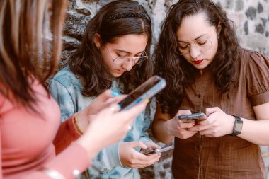 Üç güzel genç kadın şehirde, telefonunuzun ve açık havada yürümek