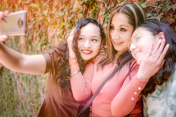 Three Girls Taking Selfie Street Looking Happy Because Love Each — Stock Photo, Image