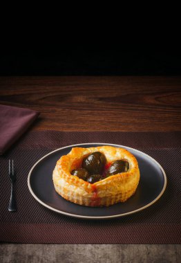 Puf böreği manzarası, güzel hamur işi. İncir ve puf böreği. Ekmek incirle dolu ve güzel bir masada..