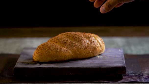 ライ麦パン 小麦ブラン ソーシャルメディアビデオの水平ビデオ焼きたてのパンのローフを保持手を示しています — ストック動画