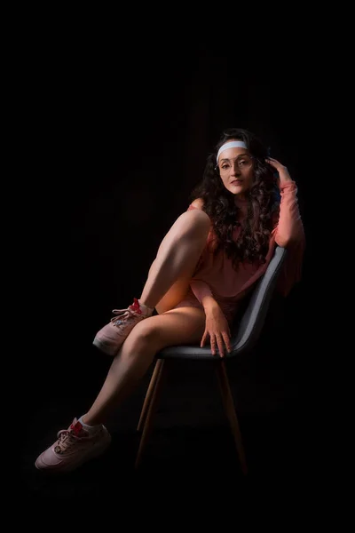 Latin Woman Sports Lingerie Sitting Chair Modeling Pastel Pink Sports — Fotografia de Stock