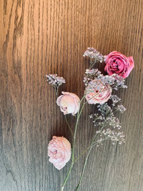 Çiçek arka planı. Masada bahar çiçekleri var. Çiçek duvar kağıdı