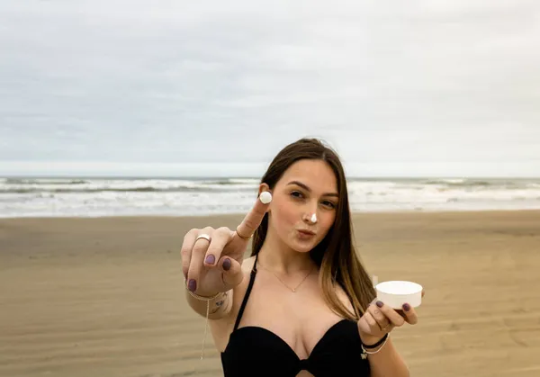 Menina Biquíni Praia Segurando Pote Protetor Solar Vegan Uma Mão — Fotografia de Stock