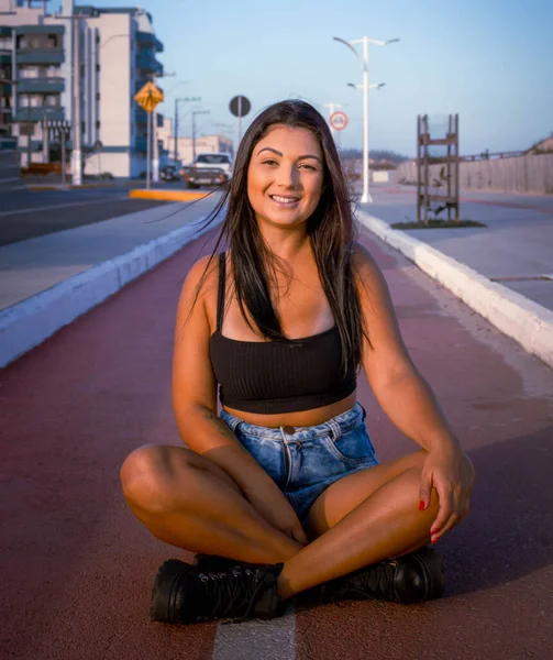 Modelo Morena Sentado Pernas Cruzadas Caminho Bicicleta Calçadão Praia Vestindo — Fotografia de Stock